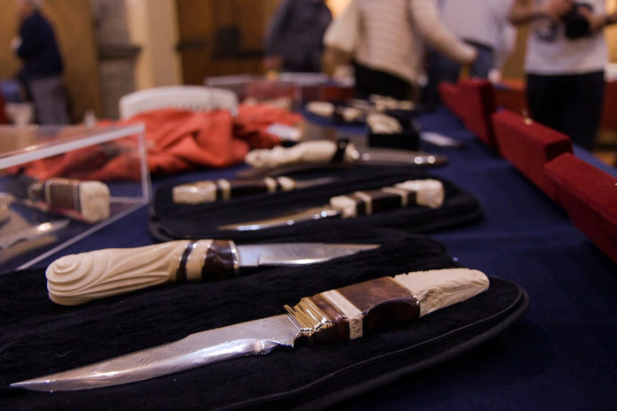 coltello custom scarperia cinque coltelli in primo piano alla mostra mercato del coltello custom di scarperia