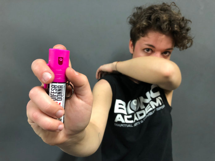 seminario bono academy come usare lo spray al peperoncino ragazza bono academy insegna come usare lo spray al peperoncino