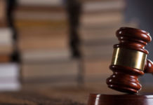Parte di arma da sparo: ecco i limiti posti dalla Cassazione martello del giudice davanti a libreria: la cassazione sulla definizione di parte di arma da sparo