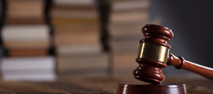 Cassazione parte di arma da sparo martello del giudice davanti a libreria: la cassazione sulla definizione di parte di arma da sparo