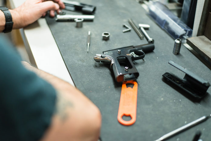 Corsi per licenze armi e per fochino i primi appuntamenti del 2019 pistola smontata sul banco dell'armaiolo: corsi per licenze armi 2019