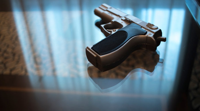 pistola su comodino, riforma della legittima difesa pistola su comodino, riforma della legittima difesa