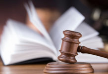 Legittima difesa: la sentenza della Cassazione sulle esimenti legittima difesa: martello del giudice davanti a un codice aperto
