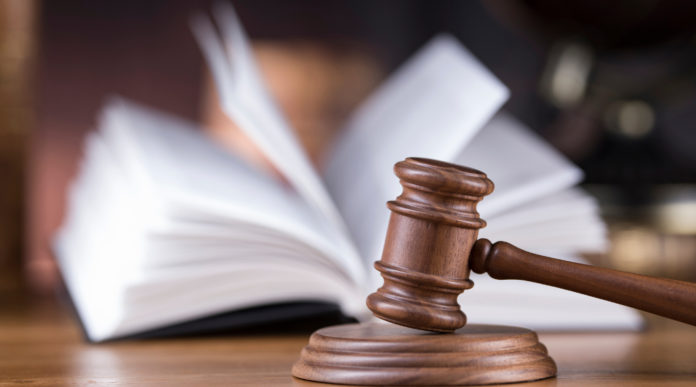 Legittima difesa, i dubbi dell’Associazione magistrati legittima difesa: martello del giudice davanti a un codice aperto