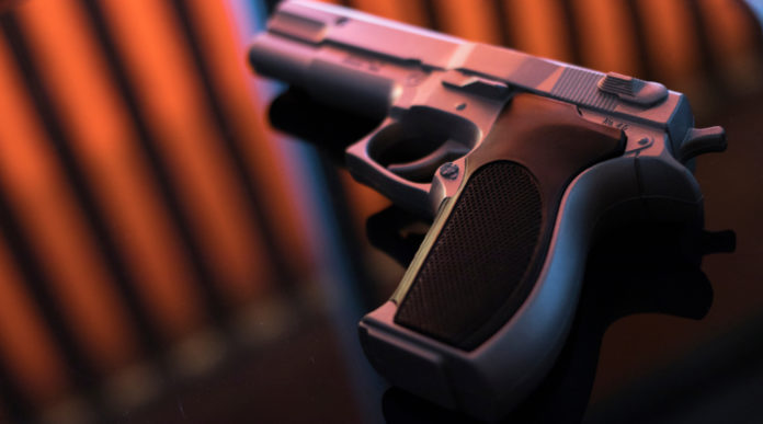 legittima difesa, pistola su tavolo di vetro legittima difesa, pistola su tavolo di vetro