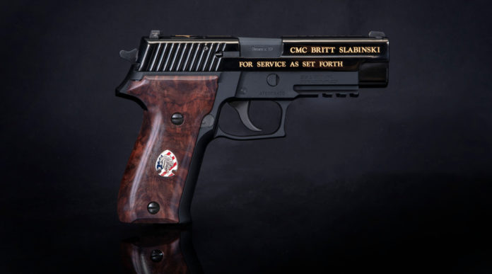 pistola da collezione sig sauer dedicata a britt slabinski pistola da collezione sig sauer dedicata a britt slabinski