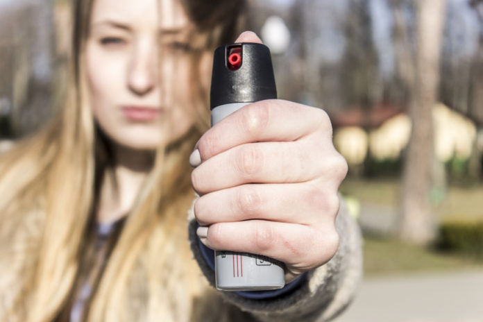 spray al peperoncino impugnato da ragazza spray al peperoncino impugnato da ragazza