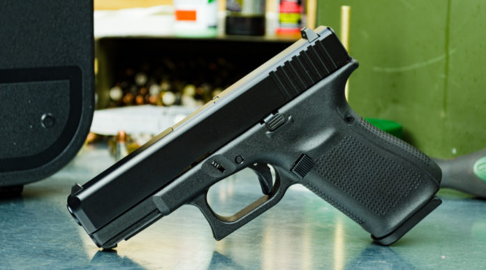 Vendita di armi e legittima difesa, il commento di Maullu vendita di armi: pistola su tavolo dell'armeria