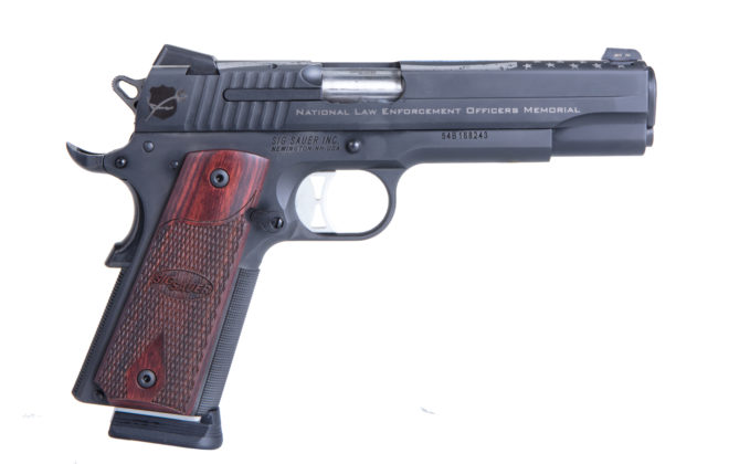 fianco destro della pistola hammer fired sig sauer nleomf 1911 nitron