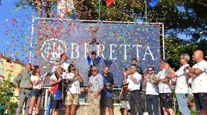 niccolò destro, vincitore della gold cup beretta, premiato dal cavaliere ugo gussalli beretta niccolò destro, vincitore della gold cup beretta, premiato dal cavaliere ugo gussalli beretta