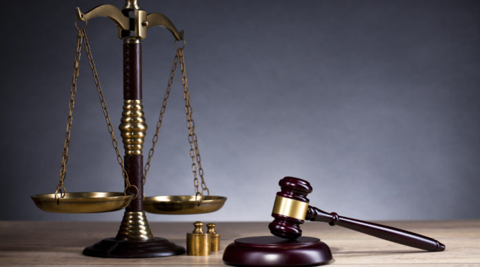 Custodia di armi, nuova sentenza della Cassazione martello del giudice e bilancia simbolo di giustizia: sentenza della cassazione sulla custodia di armi
