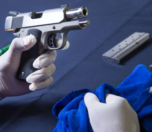 Aggiornamento per armieri: ultima chiamata per i prossimi corsi di Conarmi aggiornamento per armieri: armaiolo pulisce pistola
