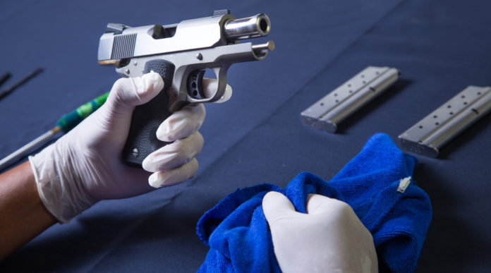 Aggiornamento per armieri ultima chiamata per i prossimi corsi di Conarmi aggiornamento per armieri: armaiolo pulisce pistola