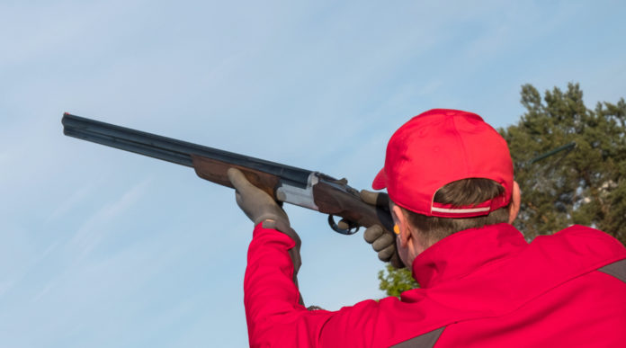 Annunciati data e luogo dell’8° Trofeo Neofitav, la gara di tiro a volo per principianti gara di tiro a volo per principianti: tiratore vestito di rosa spara a piattello