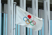 Gare di tiro ai Giochi olimpici, ufficiale il calendario gare di tiro ai giochi olimpici: bandiera con i cinque cerchi e il simbolo del Giappone