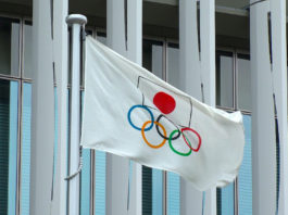 Gare di tiro ai Giochi olimpici, ufficiale il calendario gare di tiro ai giochi olimpici: bandiera con i cinque cerchi e il simbolo del Giappone