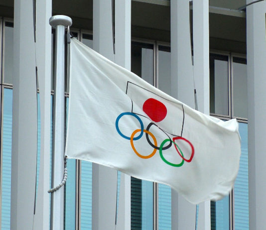 Gare di tiro ai Giochi olimpici, ufficiale il calendario gare di tiro ai giochi olimpici: bandiera con i cinque cerchi e il simbolo del Giappone