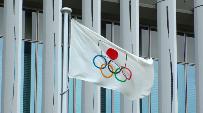 Gare di tiro ai Giochi olimpici, ufficiale il calendario gare di tiro ai giochi olimpici: bandiera con i cinque cerchi e il simbolo del Giappone