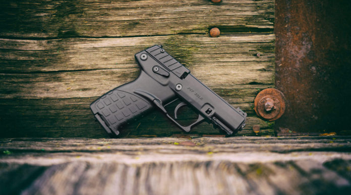 Keltec P17, annunciata la nuova pistola calibro 22 LR pistola calibro 22 LR Keltec P17 davanti a sfondo di legno