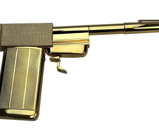La pistola d’oro di Francisco Scaramanga prodotta in 500 repliche numerate La pistola d'oro di Francisco Scaramanga prodotta in 500 repliche numerate
