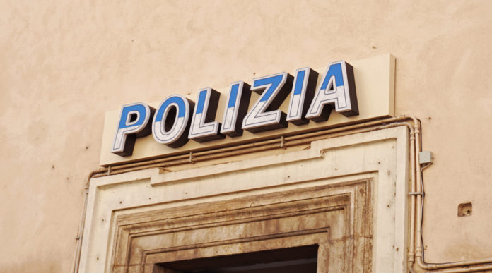 No dei sindacati ai codici identificativi per i poliziotti codici identificativi per i poliziotti: insegna della polizia sopra ingresso