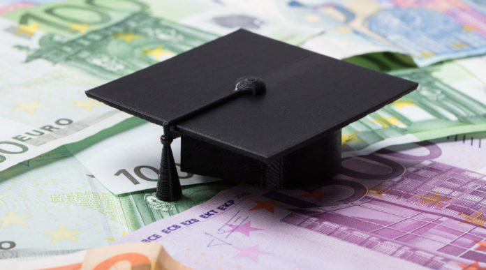 Borse di studio per tesi su armi e munizioni Anpam e Ieg stanziano 8.000 euro Borse di studio per tesi su armi e munizioni: cappello di laurea sopra banconote