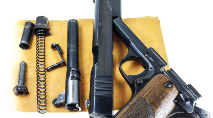 Licenza per la riparazione di armi comuni Conarmi organizza corso licenza per la riparazione di armi comuni: pistola smontata nelle sue componenti