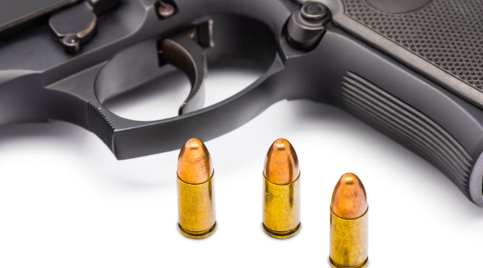 Pistole 9 mm in America, l’idea di Biden pistole 9 mm in America: tre proiettili calibro 9 mm davanti a una pistola