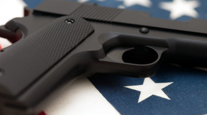 Numero di armi negli Stati Uniti lo studio di Nssf Numero di armi negli Stati Uniti: pistola su bandiera americana