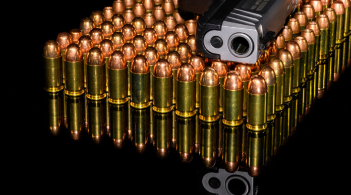 Armi in Italia il convegno di Assoarmieri armi in italia: pistola appoggiata su munizioni
