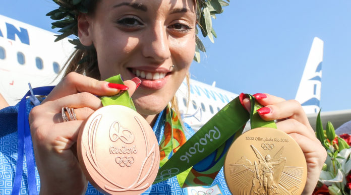 Si accende la fiamma olimpica la prima tedofora sarà una tiratrice Anna Korakaki prima tedofora Tokyo 2020