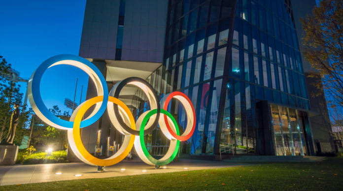 Il Cio apre a un possibile slittamento dei Giochi olimpici Il Cio apre a un possibile slittamento dei Giochi olimpici: installazione cerchi olimpici in Giappone