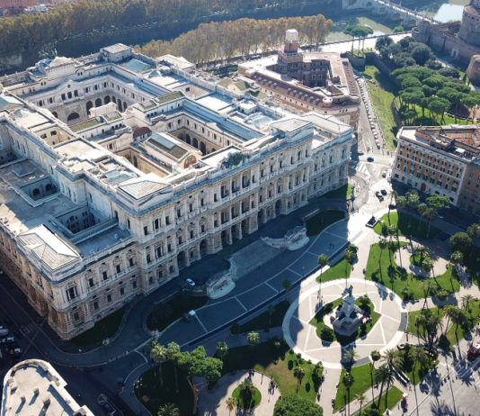 Quale scadenza per denunciare il trasferimento delle armi? La sentenza della Cassazione Quale scadenza per denunciare il trasferimento delle armi: vista aerea del palazzo della cassazione, via cavour roma