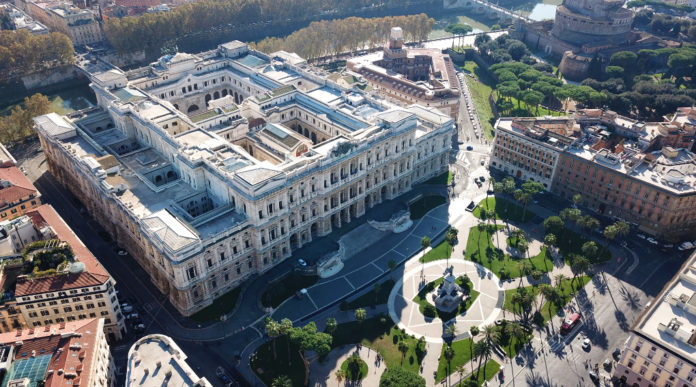 Quale scadenza per denunciare il trasferimento delle armi La sentenza della Cassazione Quale scadenza per denunciare il trasferimento delle armi: vista aerea del palazzo della cassazione, via cavour roma