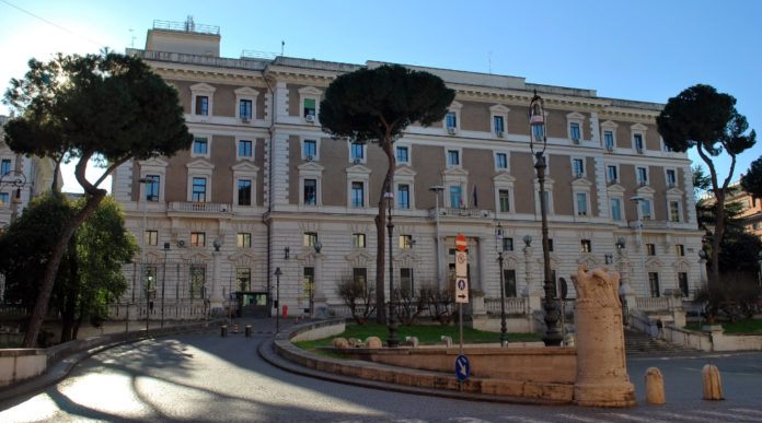 Scadenza del porto d’armi confermata la proroga Scadenza del porto d’armi: palazzo del Viminale, sede del ministero dell'Interno, in Roma