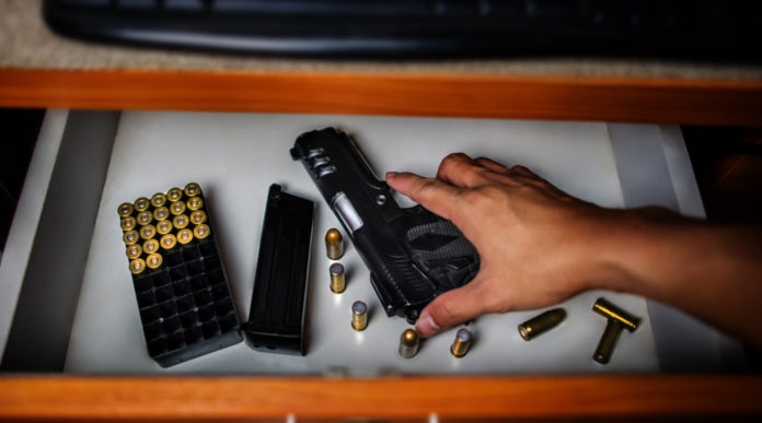 Custodia di armi, la sentenza della Cassazione Custodia di armi: pistola con caricatore in un cassetto