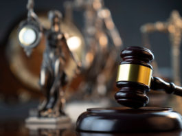 Revoca del porto d’armi dopo riabilitazione: la sentenza del Consiglio di Stato Revoca del porto d'armi dopo riabilitazione: martello del giudice e bilancia simbolo di giustizia
