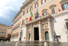 Validità del porto d’armi: ecco che prevede il decreto Cura Italia Validità del porto d’armi: facciata di palazzo montecitorio, sede della camera dei deputati