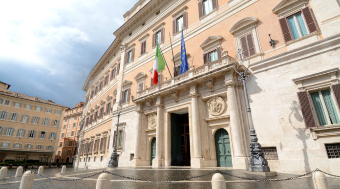 Validità del porto d’armi ecco che prevede il decreto Cura Italia Validità del porto d’armi: facciata di palazzo montecitorio, sede della camera dei deputati