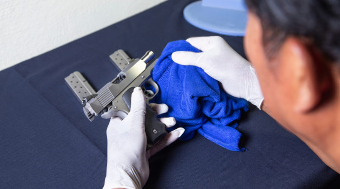A luglio nuovo corso online di Conarmi corso online di Conarmi per licenza armi ed esplodenti: armaiolo pulisce pistola