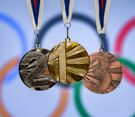 Carte olimpiche per Tokyo 2020: Cio e Issf aggiornano i criteri Carte olimpiche per Tokyo 2020: medaglie d'oro, argento e bronzo davanti ai cerchi olimpici