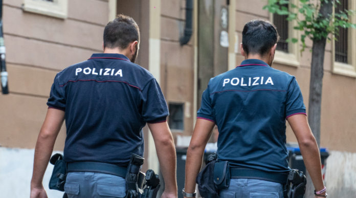 Proroga delle licenze di porto d’armi e controlli di polizia come comportarsi Proroga delle licenze di porto d’armi e controlli di polizia: due agenti italiani di spalle