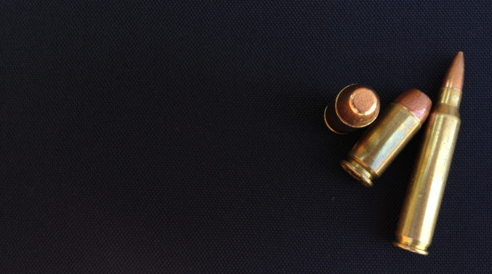 Obbligo di denuncia delle munizioni senza arma che le possa sparare la sentenza della Cassazione obbligo di denuncia delle munizioni: tre munizioni su sfondo nero