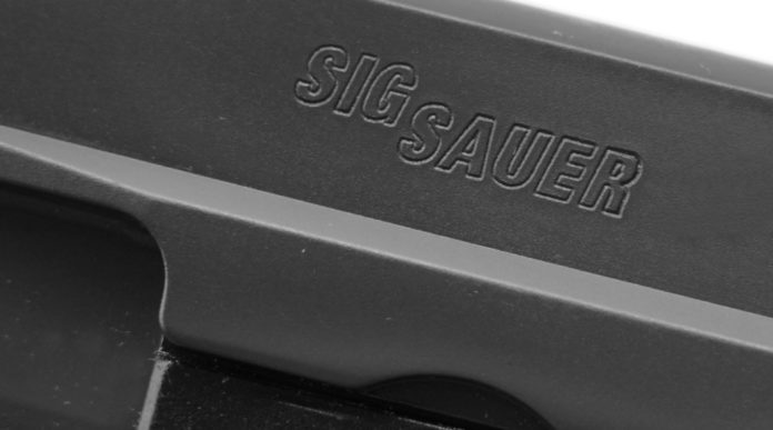 Sig Sauer chiuderà fabbrica tedesca dettaglio della scritta sig sauer sul carrello della pistola