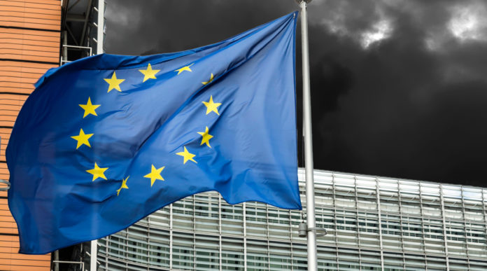 Controllo delle armi in Europa, la relazione della Commissione controllo delle armi in Europa: bandiera dell'Unione europea davanti alla sede della commissione europea