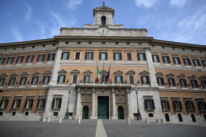 Porto d’armi prorogato e identificazione novità nel decreto Rilancio porto d'armi prorogato: facciata di palazzo montecitorio, sede della camera dei deputati