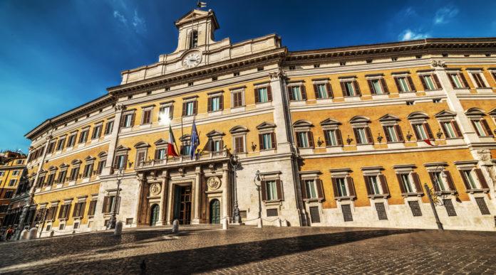 Proroga del porto d’armi, Lamorgese sulla tassa di concessione proroga del porto d'armi: facciata di palazzo montecitorio, sede della camera dei deputati