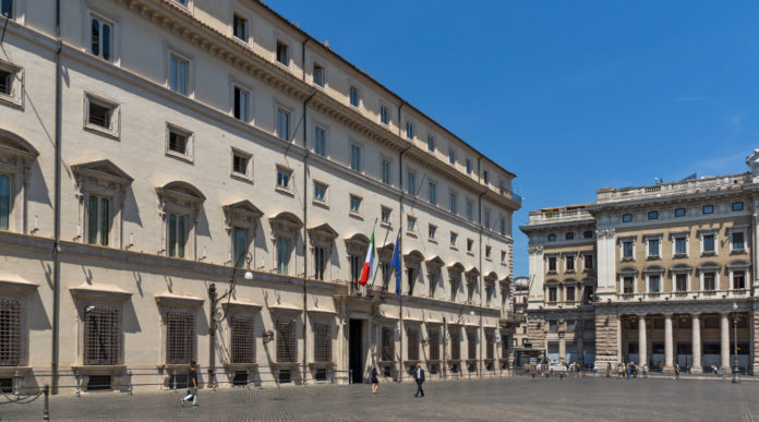 Proroga del porto d’armi verso la fine dell’eccezione proroga del porto d'armi: facciata di palazzo chigi, sede del governo italiano