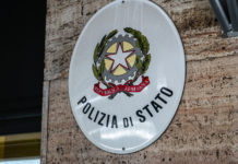 Trasporto di armi, la nota della polizia di Stato trasporto di armi: insegna della polizia di stato