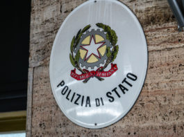 Trasporto di armi, la nota della polizia di Stato trasporto di armi: insegna della polizia di stato